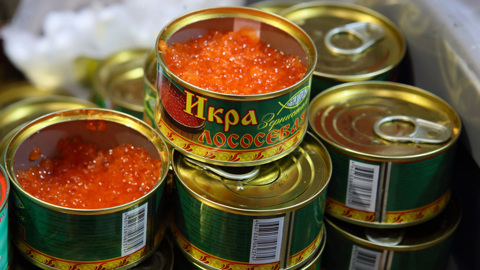 Красная икра за 9 000 рублей: к Дню рыбака деликатес стал пропадать