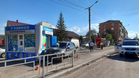 Машина сбила женщину с коляской и протаранила торговую палатку