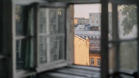 Двухлетний ребенок выпал из окна пятиэтажки в Череповце