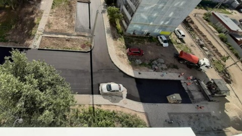 В Казани рабочие заасфальтировали дорогу вокруг машины