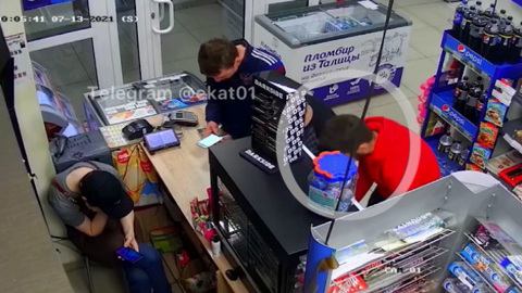 В Екатеринбурге трое мужчин четыре раза ограбили продуктовый магазин