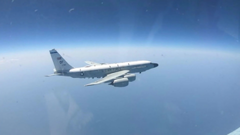 Су-27 сопроводил RC-135 над Черным морем