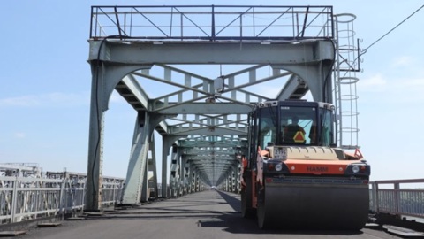 На старом мосту в Барнауле дорожники заканчивают ремонтные работы