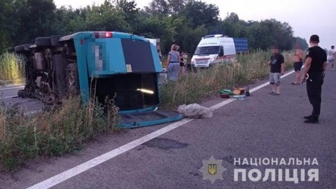 Недалеко от Счастья перевернулась маршрутка с пассажирами