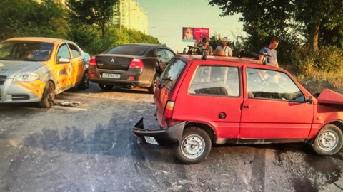 В донской столице автомобиль стажера попал в тройное ДТП