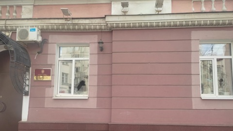 Психическое расстройство: в Ярославле мужчина разбил окна в здании СК