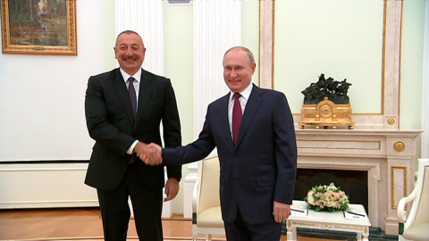 Путин поблагодарил Алиева за поддержку русского языка