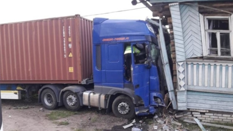Дальнобойщик потерял сознание и врезался в жилой дом