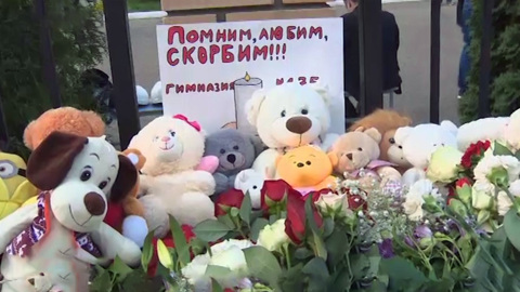 Стихийный мемориал у казанской гимназии №175 разобрали