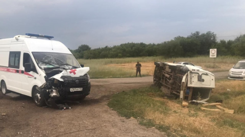 Под Волгоградом скорая с двумя пациентами столкнулась с микроавтобусом