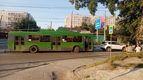 Юная сибирячка пострадала от столкновения троллейбуса и легковушки