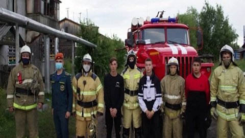 В Енисейском районе подростки спасли ребенка из горящего дома