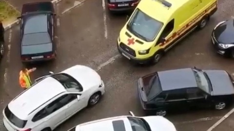 Не пройдешь: в Нижнекамске водитель BMW не пускал скорую на срочный вызов
