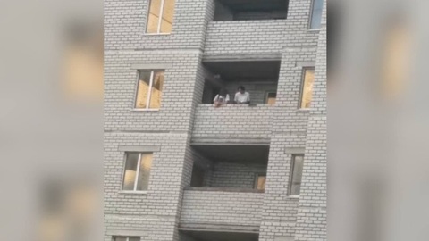 Кирпичом по голове. Опасное развлечение сняли на видео в Воронеже