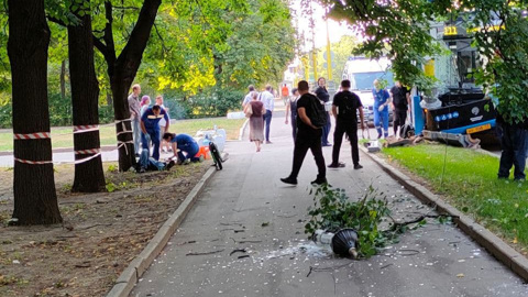 Автобус с пассажирами врезался в столб возле здания МГУ
