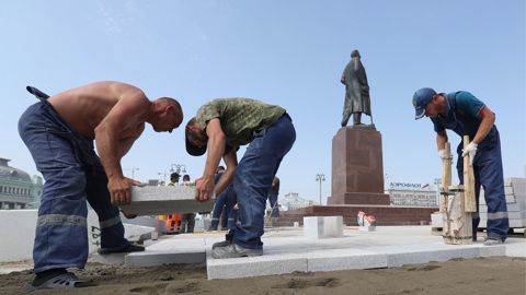 Московские власти рассказали, почему все время меняют плитку на улицах