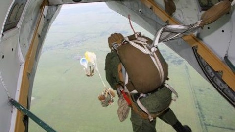 Разведчики ЧФ отработали прыжки с парашютами