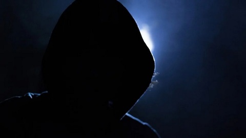 В Новосибирске мужчина отобрал у прохожей украшения