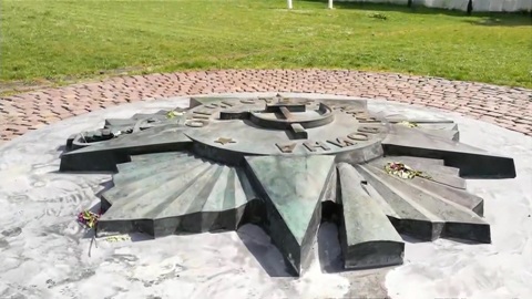 Разгул неонацизма: на Украине сносят памятники героям ВОВ и прославляют фашизм