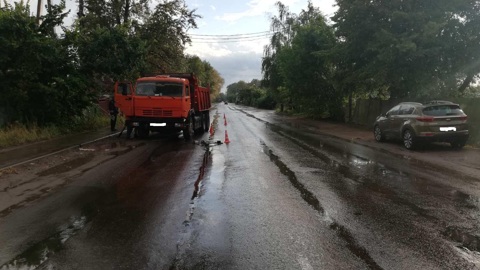 В Вологде КамАЗ сбил подростка на самокате