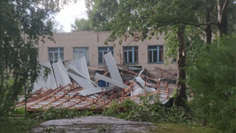 В Новосибирской области ураганный ветер полностью снес крышу школы