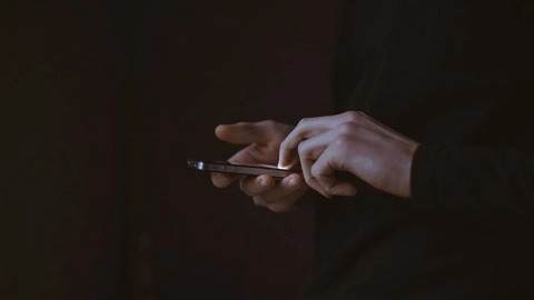 Грабитель "помог" пьяной женщине в Севастополе и украл ее телефон