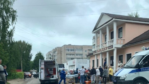 В Торжке крыльцо магазина обрушилось на людей. Есть погибший