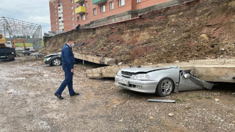 В Красноярске рухнувшая стена раздавила пять автомобилей