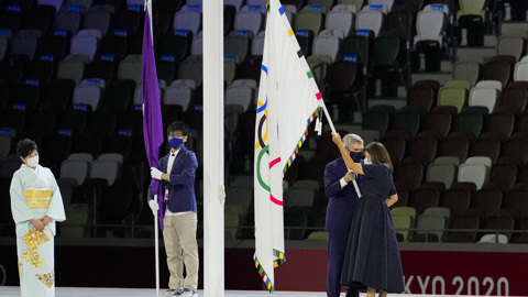 Президент МОК передал олимпийский флаг мэру Парижа