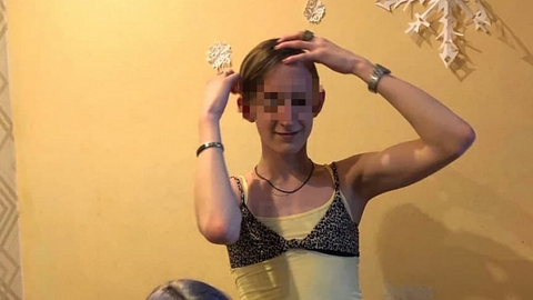 Принял за ЛГБТ: в Новосибирске 15-летнюю девушку облили мочой из-за розовых волос