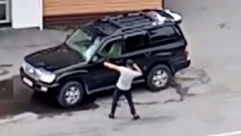 Житель Кузбасса голыми руками разбил Land Cruiser начальника за задержку зарплаты