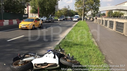 Байкер насмерть сбил человека на набережной в Москве