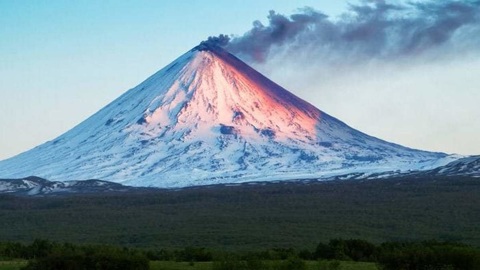 Два туриста сорвались со склона вулкана на Камчатке