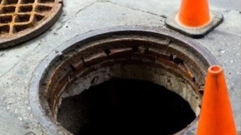 В Воронеже 5-летняя девочка упала в канализацию. СК проводит проверку