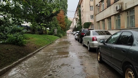 1,5 месячной нормы осадков выпало в Симферополе: водой накрыло дома