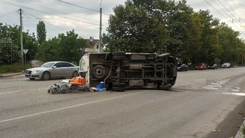 Карета скорой помощи завалилась на бок после аварии в Керчи