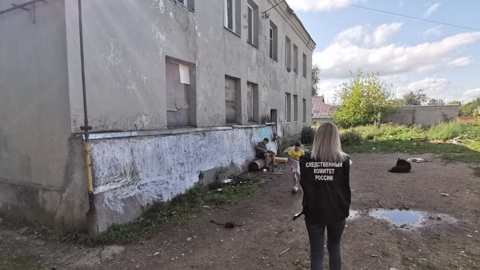 Годовалый малыш из многодетной семьи пережил падение из окна