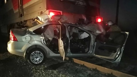 Двое погибших: поезд смял легковушку на переезде