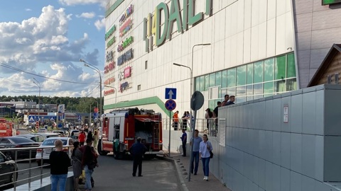 Торговый центр загорелся в подмосковных Мытищах
