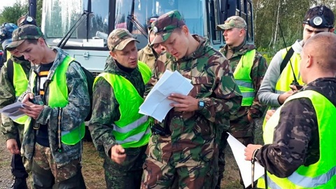 Полицейские нашли в болоте потерявшихся обессиленных пенсионерок