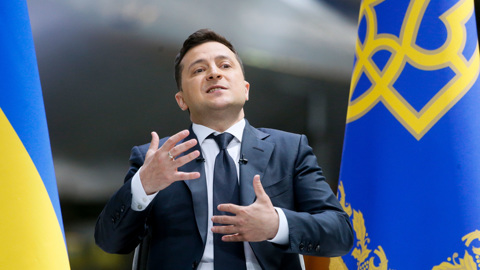 Зеленский лишил званий "двух антигероев"