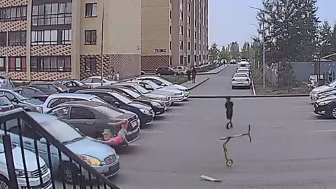 Авария с девочкой на самокате в Набережных Челнах попала на видео