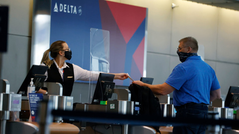 Хроники коронавируса: непривитых сотрудников авиакомпании Delta накажут долларом