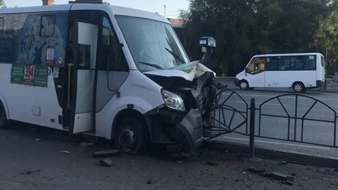 В Омске маршрутка врезалась в дорожное ограждение. Водитель госпитализирован