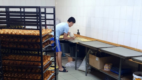 В подпольном цеху Крыма мигранты незаконно пекли булки