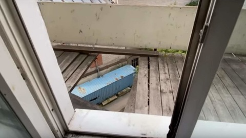 Балкон знаменитого Дома коммуны провалился под мужчиной в Хабаровске