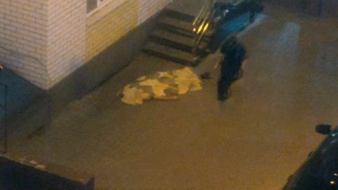 Во дворе многоэтажки воронежцы обнаружили труп