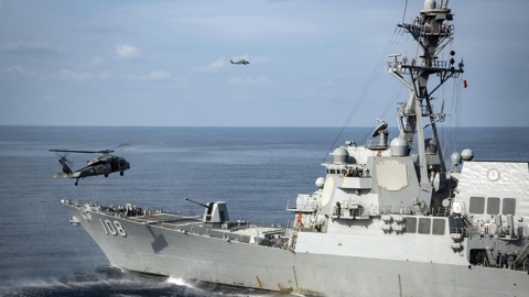 Пятеро военнослужащих ВМС США объявлены погибшими после крушения вертолета