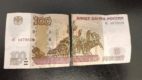 Водитель автобуса не выпускал пассажира, оплатившего проезд склеенной купюрой