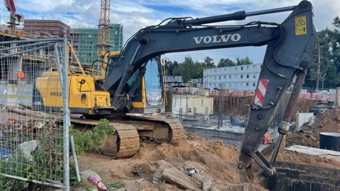 Рабочего убило ковшом экскаватора на московской стройке